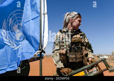 MALI, Gao, Mission de maintien de la paix des Nations Unies MINUSMA, Camp Castor, armée allemande Bundeswehr, femme soldat / MALI, Gao, MINUSMA un Friedensmission, Camp Castor, deutsche Bundeswehr, Stabsunteroffizierin arbeitet auf LKW-Auffahrplatte Banque D'Images