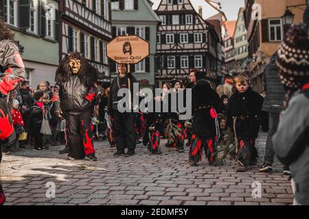 Tuebingen, Allemagne - 09 février 2020 : Fasnet souabe - procession de carnaval colorée dans la rue de la vieille ville de Tübingen - Fa souabe-Alemannic Banque D'Images