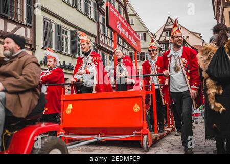 Tuebingen, Allemagne - 09 février 2020 : Fasnet souabe - procession de carnaval colorée dans la rue de la vieille ville de Tübingen - Fa souabe-Alemannic Banque D'Images