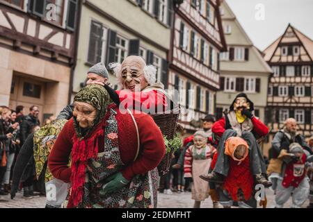 Tuebingen, Allemagne - 09 février 2020 : Fasnet souabe - procession de carnaval colorée dans la rue de la vieille ville de Tübingen - Fa souabe-Alemannic Banque D'Images