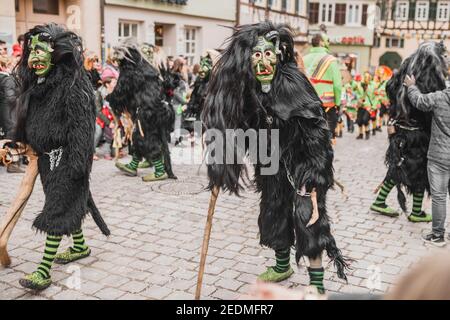 Tuebingen, Allemagne - 09 février 2020 : Fasnet souabe - procession de carnaval colorée dans la rue de la vieille ville de Tübingen - Fa souabe-Alemannic Banque D'Images