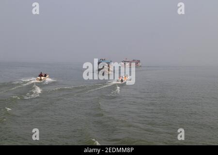 Le Bangladesh est une terre de rivières. Le transport par eau est l'un des principaux systèmes de transport ici. Le bateau de plaisance, le ferry, le bateau et le bateau à grande vitesse sont le véhicule principal ici. Banque D'Images