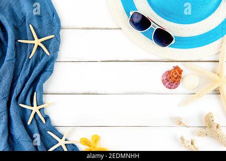 Magnifique vacances d'été plage arrière-plan avec des accessoires et des coquilles sur panneau blanc en bois, décor de bordure vue de dessus avec espace de copie Banque D'Images