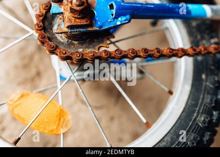 Réparation d'une vieille moto avec une chaîne rouillée - remplacement la roue arrière et le réglage des freins Banque D'Images