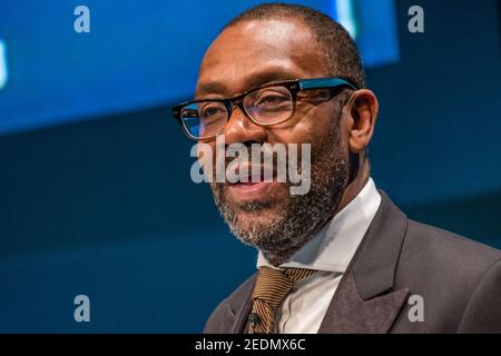 Sir Lenny Henry est un comédien, acteur, chanteur, écrivain et présentateur de télévision britannique, connu pour sa co-fondation de l'association caritative Comic relief, et qui apparaît dans des programmes télévisés, y compris le spectacle de divertissement pour enfants Tiswas, sitcom Chef! Et les magiciens pour BBC One. Il était auparavant marié à Dawn French. Il est actuellement chancelier de l'Université de la ville de Birmingham et joue un rôle dans la production du Premier Seigneur des anneaux de l'Amazone. Banque D'Images