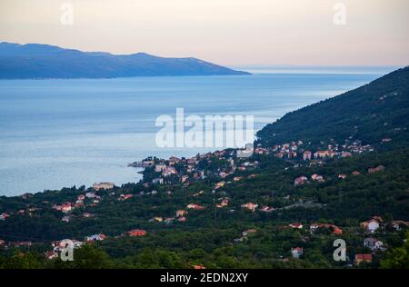 18.05.2016, Opatija, Primorje-Gorski Kotar, Croatie - Station balnéaire de la baie de Kvarner avec des lunes d'histoire autrichienne-hongroise, vue panoramique en directio Banque D'Images