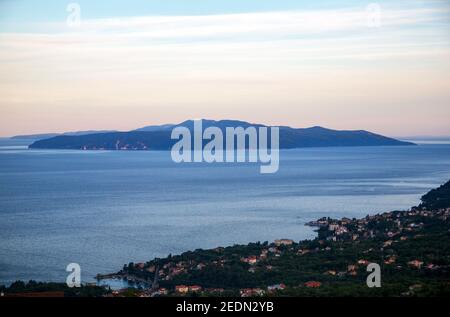 18.05.2016, Opatija, Primorje-Gorski Kotar, Croatie - Station balnéaire sur la baie de Kvarner avec un passé autrichien-hongrois semblable à une lune, vue dans la directio Banque D'Images