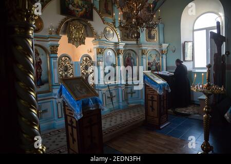 02.09.2016, Lalova, Rajon Rezina, Moldavie - la première prière du matin dans l'église du monastère de Tipova au lever du soleil, le Pape debout par l'ico Banque D'Images