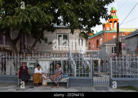 02.09.2016, Soroca, Rajon Soroca, Moldova - les vieilles femmes roms dans leur quartier élevé, surnommé la colline tzigane par les non-Roms. Soroca est Banque D'Images