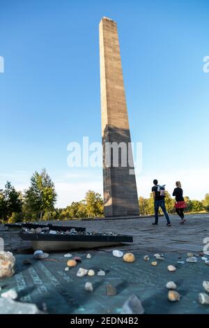 19.09.2020, Lohheide, Basse-Saxe, Allemagne - Mémorial de Bergen-Belsen, obélisque, petites pierres commémoratives en face, placées par des visiteurs juifs. Dans le Banque D'Images