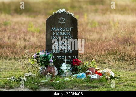 20.09.2020, Lohheide, Basse-Saxe, Allemagne - Mémorial de Bergen-Belsen, tombe symbolique d'Anne Frank et de sa sœur aînée Margot sur le camp historique si Banque D'Images