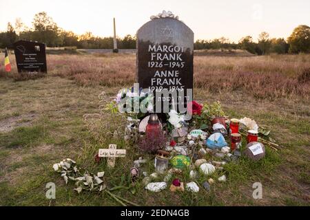 20.09.2020, Lohheide, Basse-Saxe, Allemagne - Mémorial de Bergen-Belsen, tombe symbolique d'Anne Frank et de sa sœur aînée Margot sur le camp historique si Banque D'Images