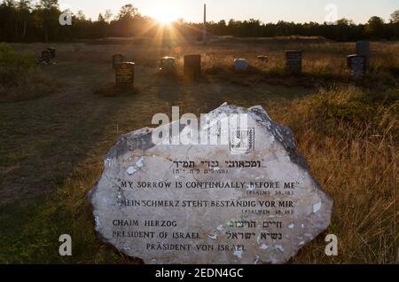 20.09.2020, Lohheide, Basse-Saxe, Allemagne - Mémorial de Bergen-Belsen, pierre commémorative du Président israélien Chaim Herzog sur le site historique du camp Banque D'Images