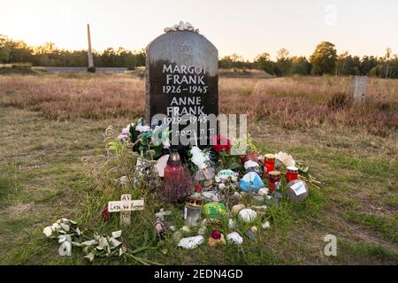 20.09.2020, Lohheide, Basse-Saxe, Allemagne - Mémorial de Bergen-Belsen, tombe symbolique d'Anne Frank et de sa sœur aînée Margot sur le camp historique si Banque D'Images