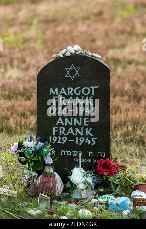 20.09.2020, Lohheide, Basse-Saxe, Allemagne - Mémorial de Bergen-Belsen, tombe symbolique d'Anne Frank et de sa sœur aînée Margot sur le camp historique si Banque D'Images