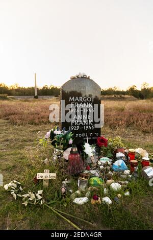 20.09.2020, Lohheide, Basse-Saxe, Allemagne - Mémorial de Bergen-Belsen, tombe symbolique d'Anne Frank et de sa sœur aînée Margot sur le camp historique si Banque D'Images