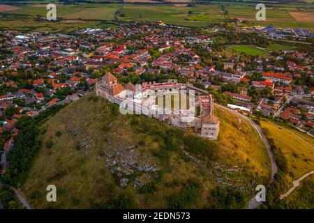 Sumeg, Hongrie - vue aérienne du célèbre haut château de Sumeg dans le comté de Veszprem pendant un après-midi d'été avec lumière du soleil chaude au coucher du soleil Banque D'Images