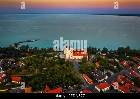 Tihany, Hongrie - vue panoramique aérienne du monastère bénédictin de Tihany (abbaye de Tihanyi, Apatsag de Tihanyi) avec un magnifique ciel doré au coucher du soleil sur la Banque D'Images