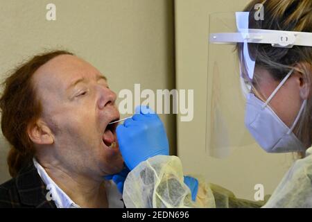 23.12.2020, Essen, Rhénanie-du-Nord-Westphalie, Allemagne - Test d'antigène rapide dans une pratique de GP. GP écouvillons la bouche et le nez d'un patient avec un coton-tige. 0 RL Banque D'Images