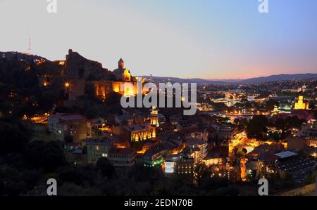 18.09.2019, Tiflis, , Géorgie - vue sur la ville le soir. 00S190918D048CAROEX.JPG [AUTORISATION DU MODÈLE : NON, AUTORISATION DU PROPRIÉTAIRE : NON (c) images de CARO / Banque D'Images