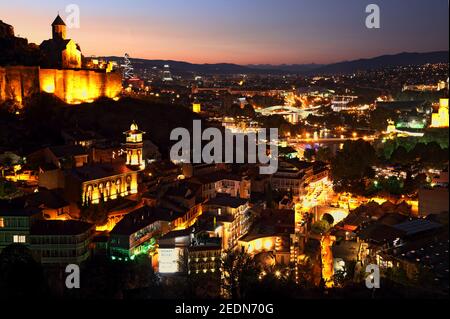 18.09.2019, Tiflis, , Géorgie - vue sur la ville le soir. 00S190918D050CAROEX.JPG [AUTORISATION DU MODÈLE : NON, AUTORISATION DU PROPRIÉTAIRE : NON (c) images de CARO / Banque D'Images