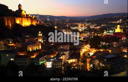 18.09.2019, Tiflis, , Géorgie - vue sur la ville le soir. 00S190918D049CAROEX.JPG [AUTORISATION DU MODÈLE : NON, AUTORISATION DU PROPRIÉTAIRE : NON (c) images de CARO / Banque D'Images