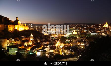 18.09.2019, Tiflis, , Géorgie - vue sur la ville le soir. 00S190918D051CAROEX.JPG [AUTORISATION DU MODÈLE : NON, AUTORISATION DU PROPRIÉTAIRE : NON (c) images de CARO / Banque D'Images