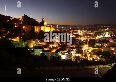 18.09.2019, Tiflis, , Géorgie - vue sur la ville le soir. 00S190918D052CAROEX.JPG [AUTORISATION DU MODÈLE : NON, AUTORISATION DU PROPRIÉTAIRE : NON (c) images de CARO / Banque D'Images