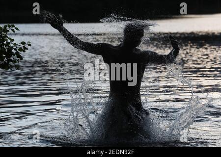 24.05.2020, Dranse, Brandebourg, Allemagne - Silhouette: Les jeunes éclaboussant dans un lac le soir. 00S200524D240CAROEX.JPG [VERSION DU MODÈLE : NON, P Banque D'Images