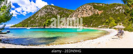 Les meilleures plages de l'île de Skopelos - Limnonari avec baie étonnante et mer turquoise. Îles Sporades de Grèce Banque D'Images