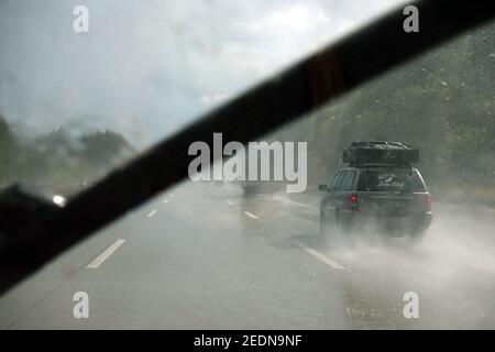 18.08.2020, Droyssig, Saxe-Anhalt, Allemagne - essuie-vitre assure une vue claire sur le pare-brise d'une voiture en cas de forte pluie. 00S200818D352CAROE Banque D'Images