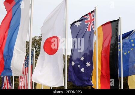 03.09.2020, Baden-Baden, Bade-Wurtemberg, Allemagne - drapeaux nationaux de la Russie, du Japon, de l'Australie, de l'Allemagne et du drapeau de l'Union européenne. 00S200 Banque D'Images