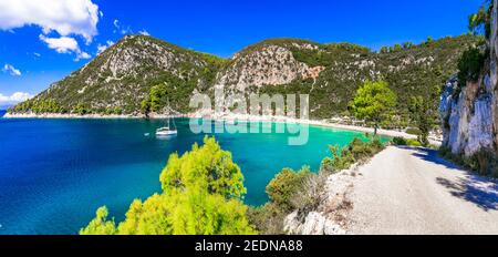 Magnifique nature et plages de l'île de Skopelos - Limnonari avec baie et mer turquoise. Îles Sporades , Grèce Banque D'Images
