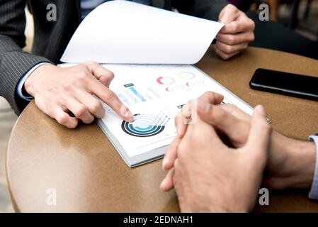 Homme d'affaires discutant avec lui des statistiques financières partenaire Banque D'Images