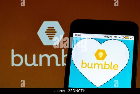 Sur cette photo, un logo Bumble s'affiche sur un smartphone Banque D'Images