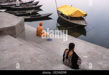 13.04.2014, Varanasi, Uttar Pradesh, Inde - deux personnes assises à un Ghat sur la rive du Saint Gange et regardant le fleuve. 0SL100323D004CAROE Banque D'Images