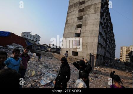 08.12.2011, Mumbai, Maharashtra, Inde - UNE scène de rue quotidienne avec des gens devant un immeuble résidentiel dans le bidonville de Dharavi à Mumbai. Le Dharavi dis Banque D'Images