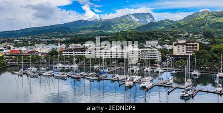 Des bateaux de luxe amarrés au port de plaisance de la ville de Papeete, Tahiti, Polynésie française. Banque D'Images