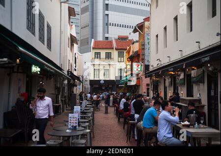 11.11.2020, Singapour, , Singapour - les gens se rencontrent et socialisent dans les bars et les restaurants du quartier populaire de la vie nocturne et de la zone commerciale sur la ba Banque D'Images