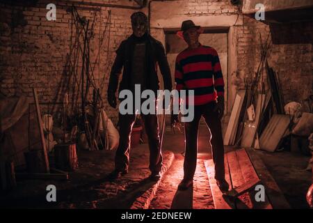 Les cojoueurs se trouvent dans l'ancien sous-sol, à l'image de Freddy Krueger et Jason Voorhees de Nightmare sur le film Elm Street. Banque D'Images