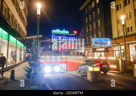 20.11.2020, Bochum, Rhénanie-du-Nord-Westphalie, Allemagne - garage de stationnement Dr.-Ruer-Platz dans le centre-ville de Bochum dans le crépuscule soir dans les temps de t Banque D'Images