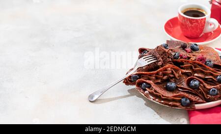 Crêpes au chocolat faites maison avec baies fraîches et sauce au chocolat. Mise au point sélective, espace de copie Banque D'Images