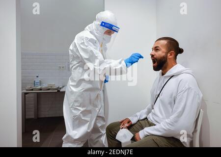08.01.2021, Cologne, Rhénanie-du-Nord-Westphalie, Allemagne - test rapide Covid au centre de test Medicare, écouvillon de gorge sur coton-tige (scène posée). 00X210 Banque D'Images