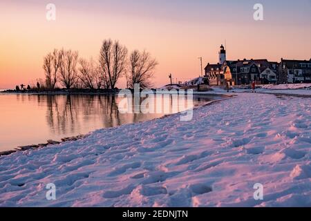 Hiver à Urk avec la digue et la plage au phare d'Urk neige couverte pendant l'hiver, coucher de soleil au phare d'Urk Flevoland. Pays-Bas Banque D'Images