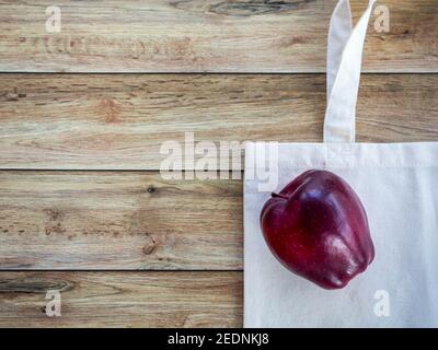 Sac ECO Shopping avec pomme biologique fraîche sur fond de bois, plat, vue de dessus, plat Banque D'Images