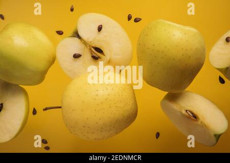 Concept créatif de Flying fruit. Lévitation horizontale des pommes sur fond jaune. Banque D'Images