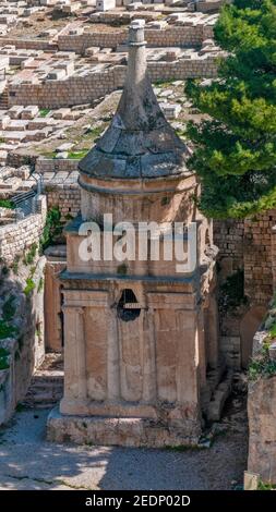 Tombeau d'Absalom (Yad Avshalom; littéralement Mémorial d'Absalom), également appelé pilier d'Absalom, est une ancienne tombe monumentale découpée en roche avec un roo conique Banque D'Images