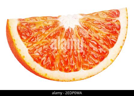 Coin mûr de sang rouge orange agrumes fruit isolé sur fond blanc. Sanguinello tranche d'orange de sang avec masque Banque D'Images