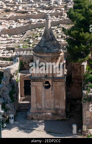 Tombeau d'Absalom (Yad Avshalom; littéralement Mémorial d'Absalom), également appelé pilier d'Absalom, est une ancienne tombe monumentale découpée en roche avec un roo conique Banque D'Images