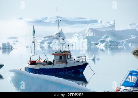 Petit navire dans le port arctique Banque D'Images